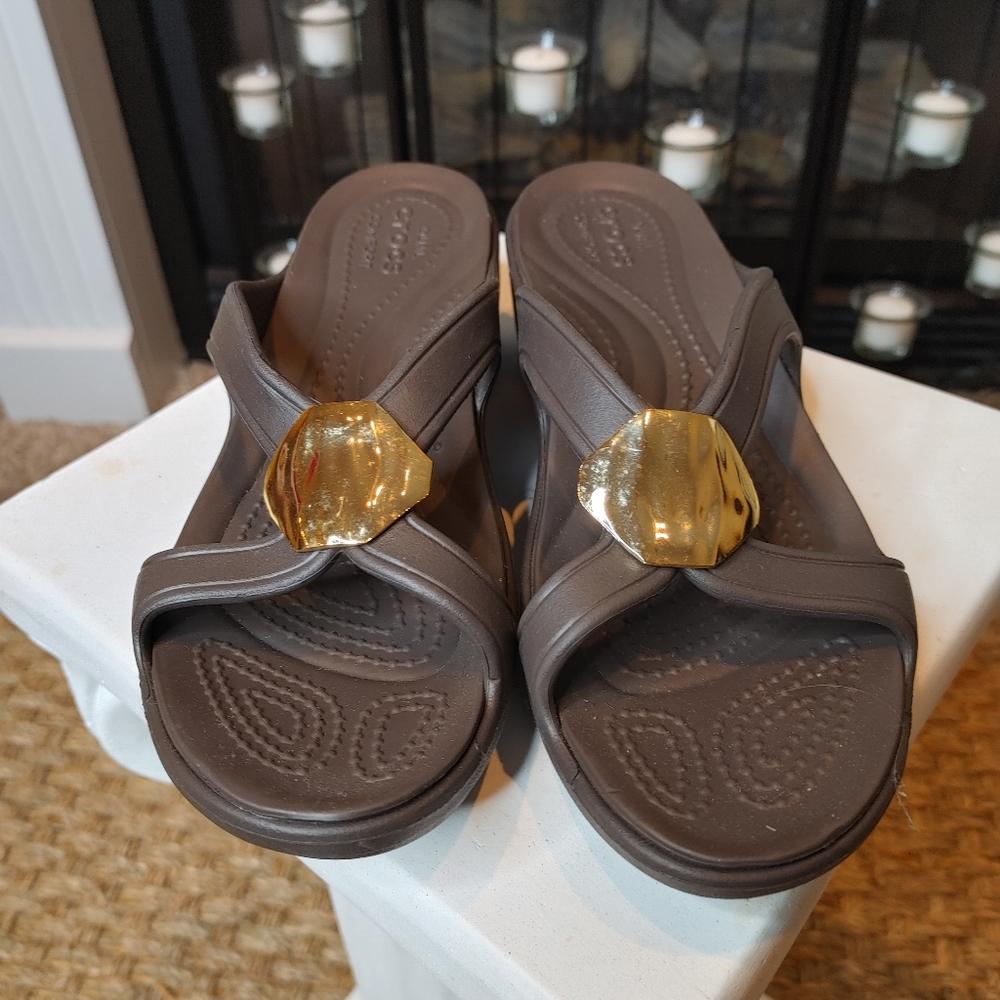 CROCS SANRAH WEDGE LIQUID METALLIC- BROWN W 6